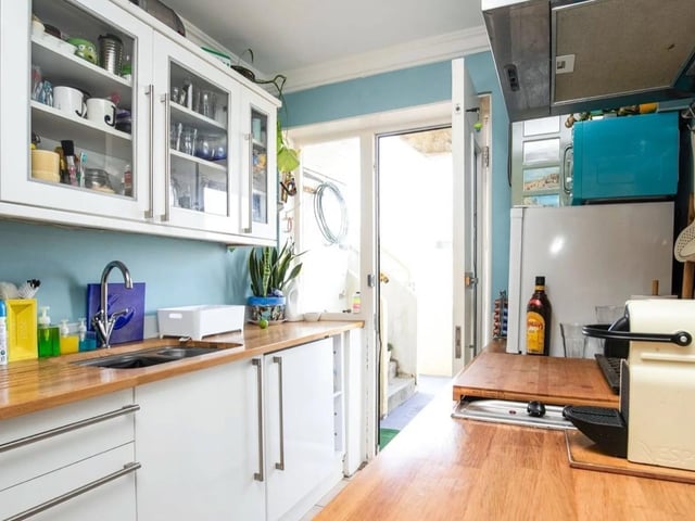 The fitted kitchen SUS-220314-085942001