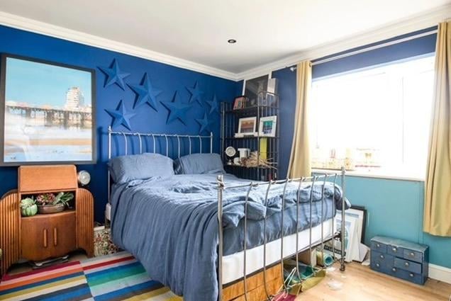 The bedroom. SUS-220314-085912001