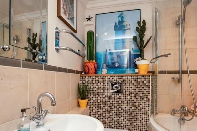 The bathroom. SUS-220314-085922001
