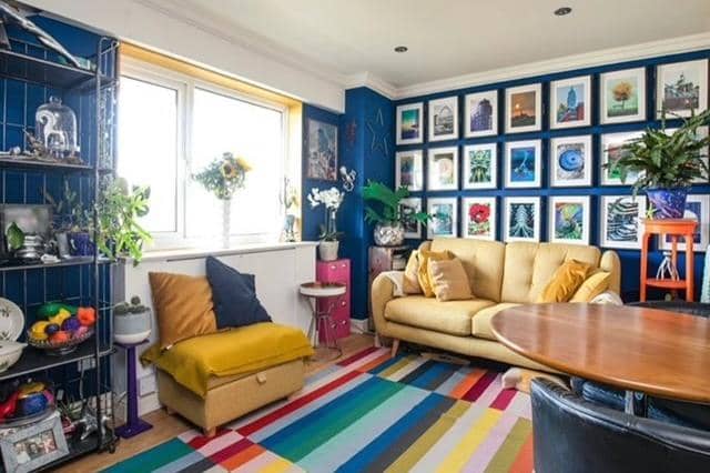 The lounge has double glazed windows SUS-220314-090012001