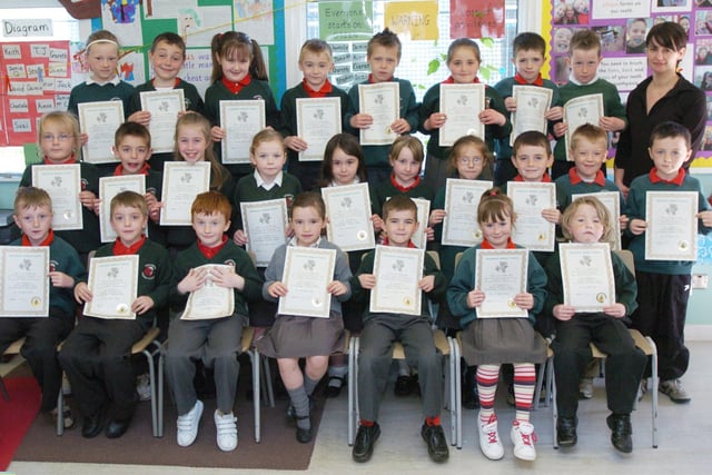 P3 pupils from Greenhaw Primary School receive certificates for completing a paired reading programme. Included is class teacher Cathy Gillespie. (0505PG12)