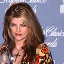 US actress Kirstie Alley holds the People Choice award for Favorite Female in a New Television Series, in Los Angeles, California, on January 11, 1998. (Photo by Chris Delmas / AFP) (Photo by CHRIS DELMAS/AFP via Getty Images)