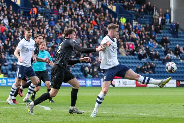 Preston North End's Liam Lindsay controls under pressure from Reading's Tom Holmes