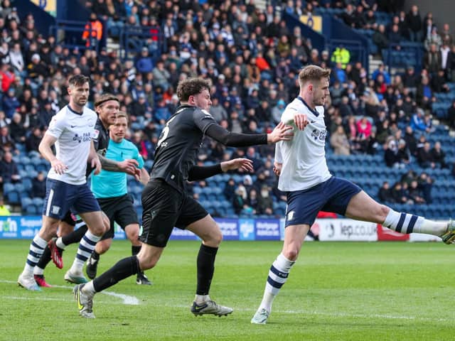 Preston North End's Liam Lindsay controls under pressure from Reading's Tom Holmes