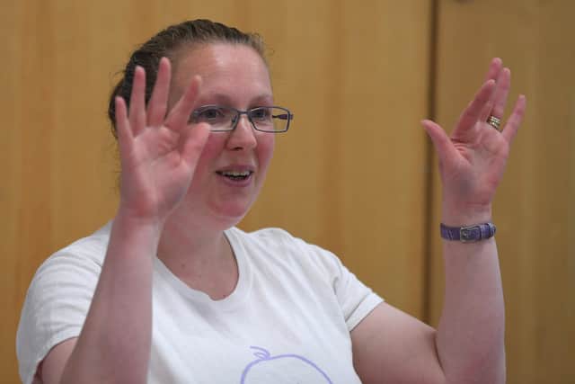 Babysign club for parents and children to help them learn sign language
