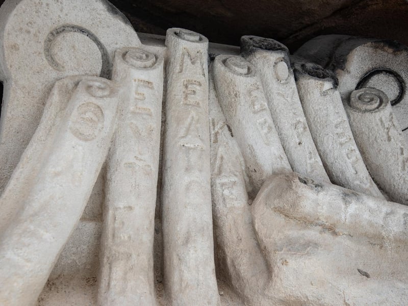 The Hellenistic era of Ancient Greece is represented in the statue family, from 323 BC to 32 BC.