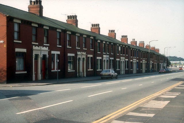 Marsh Lane (south side), Preston. 1987
Looking south towards Strand Road. The junction with Paley Road is seen at the left end of the terrace. The entire row was swept away during the construction of the approach road to the new Penwortham Bridge.

