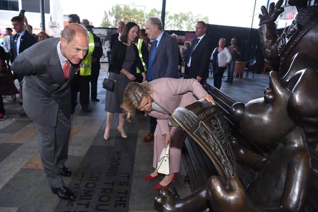 Prince Edward and Sophie take a closer look at the Wallace and Gromit statue.