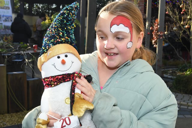 There were lots of fun and free activies for children, including meeting Santa and Frosty the Snowman, a virtual reality tour of Dobcroft Nature Reserve, craft activities, face painting and cookie decorating