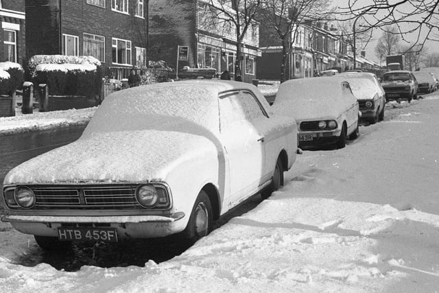 Motorists woke to find their cars covered in overnight snow in December 1981