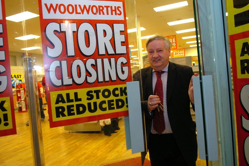 Manager Mike Pollard closes Woolworths doors for the last time in 2008
