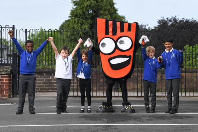 Frenchwood pupils with the mascot for Living Streets, who set up the WoW challenge