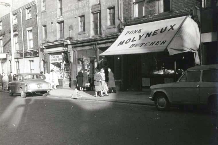 Lune Street, Preston 1960
East side of Lune Street looking north, showing Molyneux butcher's shop. Above the Star Bargain Shop are the former print works of Mather Brothers.