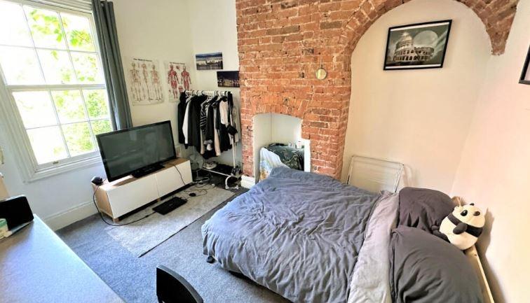 This one-bed flat in a Grade-II listed Victorian house, is on offer for £50,000.
It is located in the prestigious Winkley Square area in the heart of Preston City Centre, conveniently located for access to Avenham Park, shopping centers, bus routes, UCLAN and the train station.