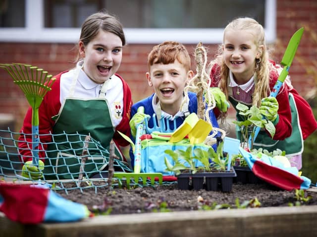 BM - MWmay24-645700 - Pupils at Woodlea Junior School with the donated gardening items from Barratt