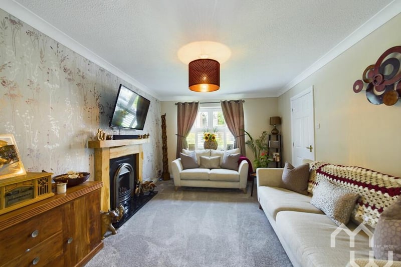 Detached 4 bed Leyland family home with open plan modern kitchen and