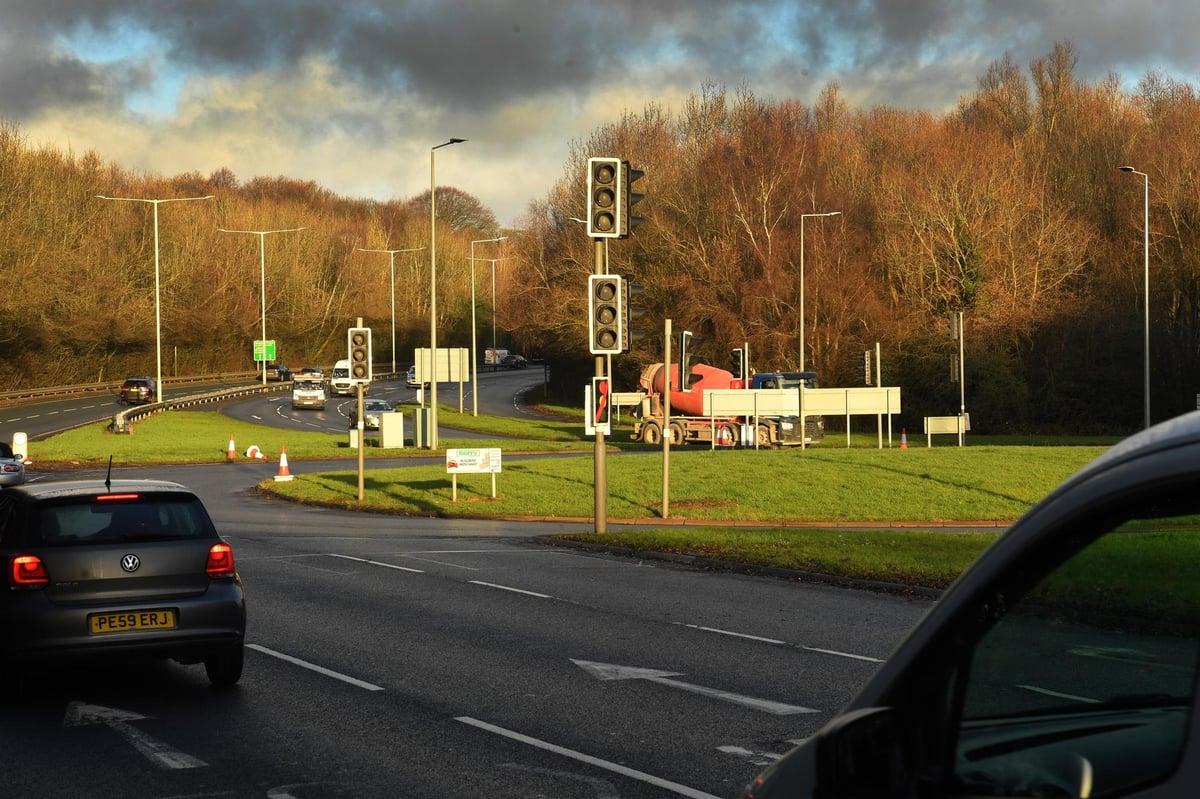 Chaos on Golden Way in Penwortham as traffic lights were out for a week: Council explains why