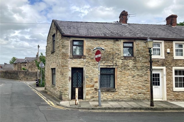 An excellent end terrace cottage with a driveway, this property features beautiful exposed stonework and feature ceiling beams, a large lounge, a well-proportioned kitchen, two bedrooms, a bathroom, and a landing. Marketed by Bridgfords, 1A Manchester Road, Burnley, Lancashire, BB11 1HQ. Call: 01282 953026