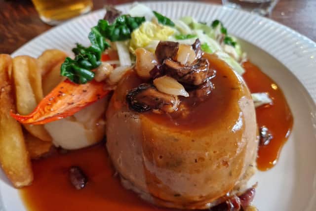 Beef bourguignon pudding with green vegetables