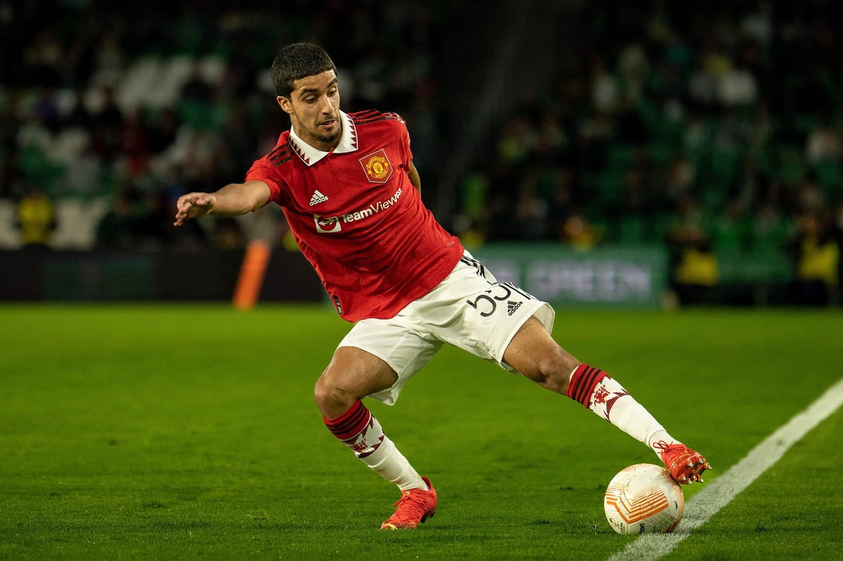 Man United's Zidane Iqbal hailed as 'excellent' player by PNE manager as he addresses transfer links