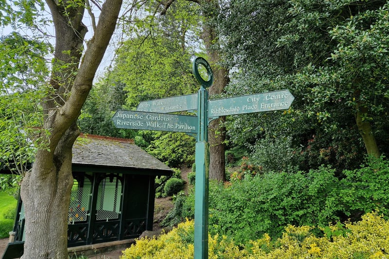 A signpost near to the entrance of Avenham Park showing you the various different routes you can take