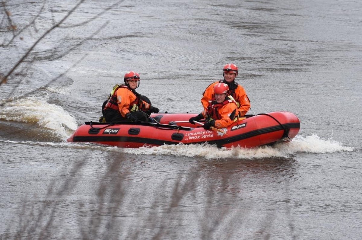 River Ribble search: Fire crews search for wanted man who jumped into river to escape police