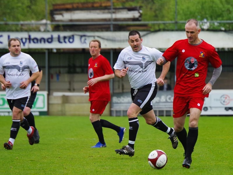 Francis Jeffers carries the ball