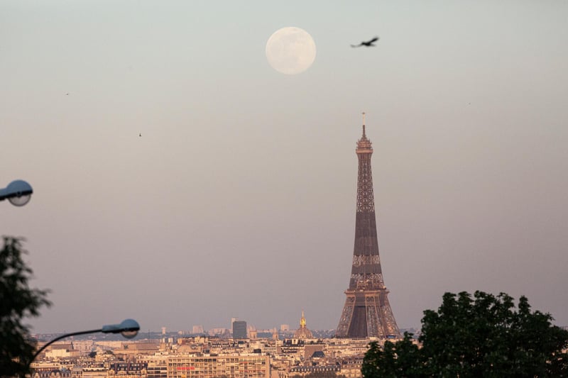 A supermoon rises over the Eiffel Tower (Photo by Sam Tarling/Getty Images)