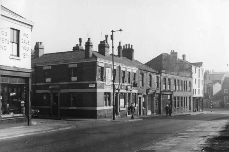 TheThe Albion Inn, Park Road, Preston 1960
Looking south towards the entrance with Church Street before demolition took place. All was swept away during the construction of the new ring road. The Albion Inn was on the corner of Edmund Street and Park Road.