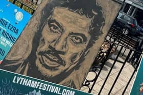 Pop culture portrait artist Nathan Wyburn creates a unique portrait of Lionel Richie using locally sourced sand