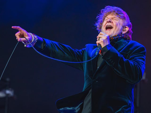 Mick Hucknall in powerful voice