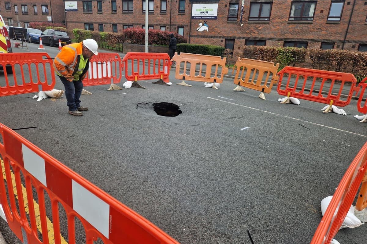 9 Bilder, die das Ausmaß des Erdfalls zeigen, der die Moor Lane in Preston ...