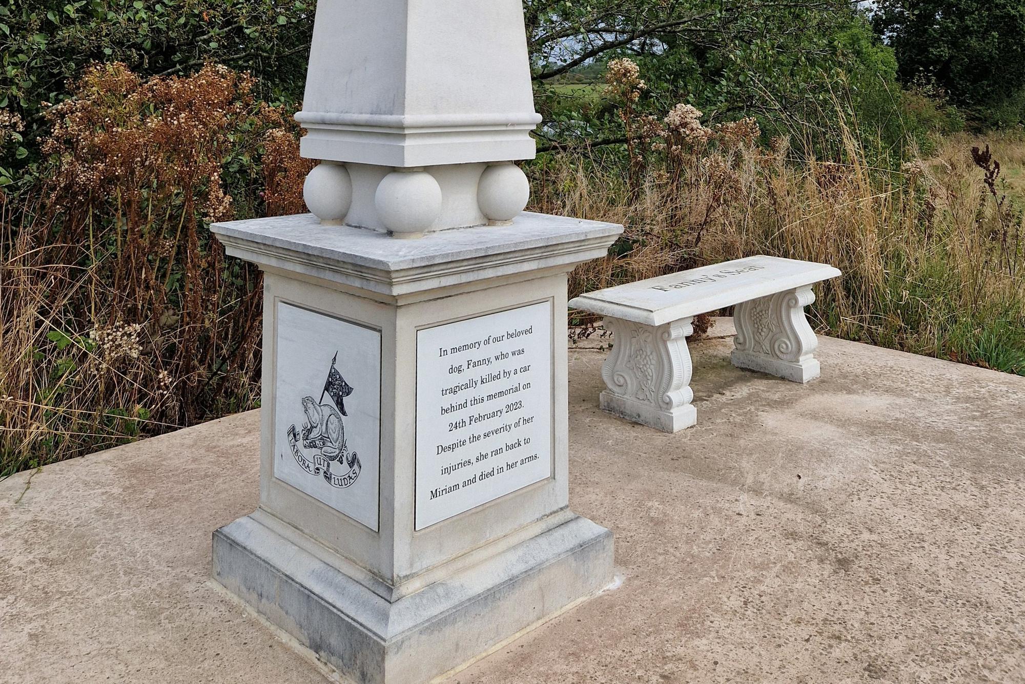 Fanny’s Seat – 9 heartwarming pics of a memorial bench dedicated to beloved dog who died in owner’s arms