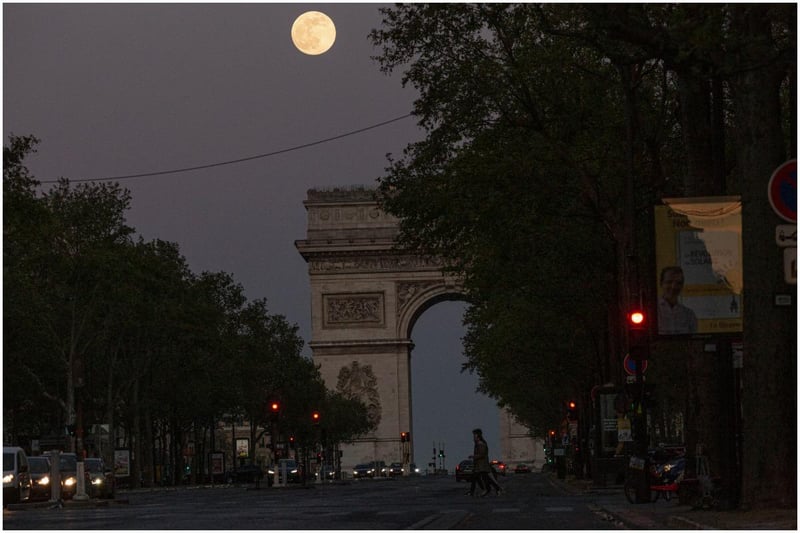 A supermoon rises over the Arc de Triomphe (Getty Images)
