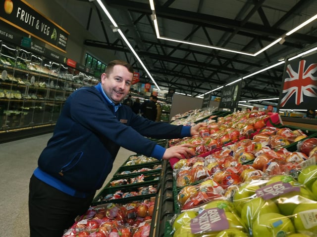 Team GB silver medallist Josie Knight gave away complimentary bags of fresh fruit and vegetables from Aldi’s famous Super 6 range to the first 30 customers in the queue.