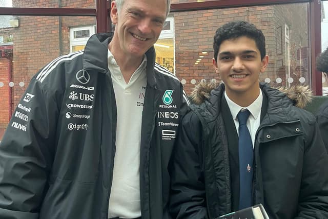 Schüler der Hutton Sixth Form erhalten durch eine Weihnachtsvortragsreihe ...