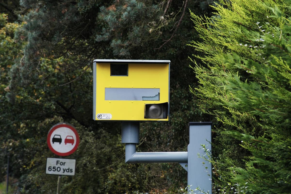 Speed camera warning gadget down to £27 and saves drivers from 'points on ...