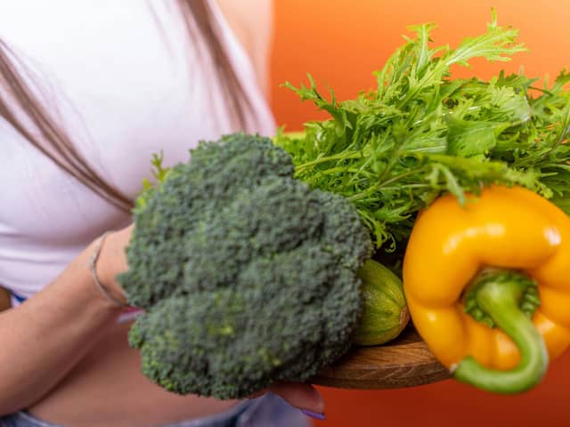 In 2025, the most effective way to approach eating healthier is through "addition, not subtraction"—focusing on adding nutrient-dense foods to your diet rather than strictly banning your favorites. The "One-Veggie" Rule: Add one serving of vegetables to at least one meal every day. Upgrade Your Snacks: Swap processed items for whole foods like nuts, seeds, or fruit. Home-Cooked Milestone: Commit to cooking just one new healthy recipe per week to build your skills gradually. Smart Hydration: Drink a full glass of water immediately upon waking or before your morning coffee. Mindful Eating: Practice eating at least one meal a day without screens (TV, phone, or laptop) to better recognize your body's fullness cues.