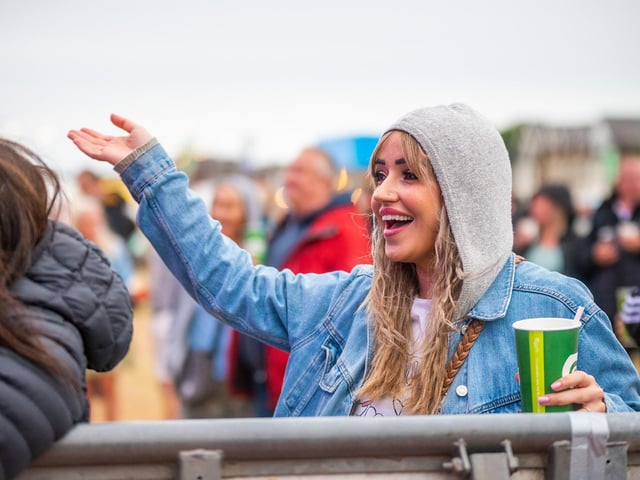 A wave to the stage