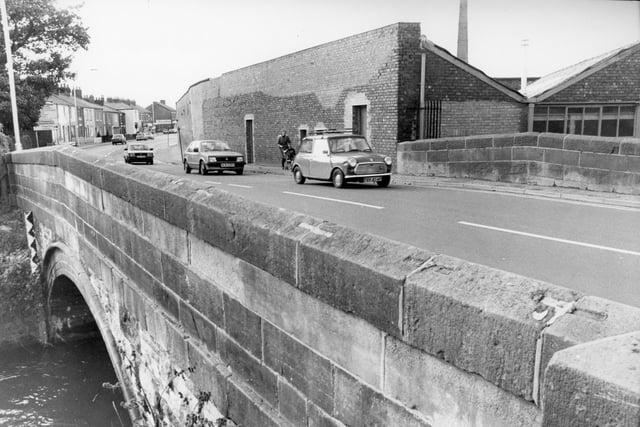 This image looks to have been taken in the 80s and show cars passing over Earnshaw Bridge in Leyland