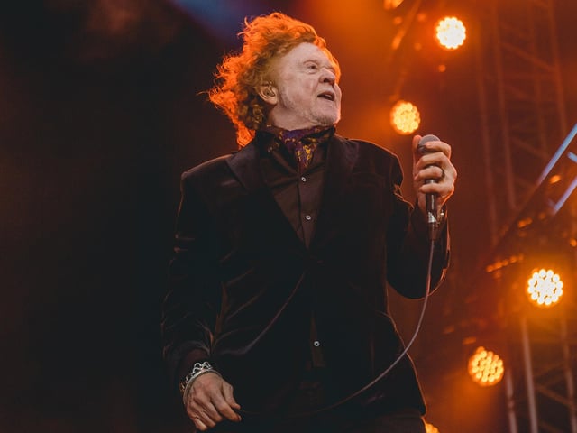 Mick Hucknall on stage