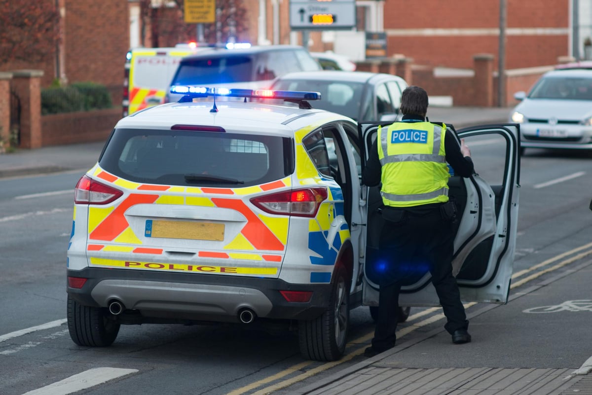 Group of men slash victim with blade before stealing his mobile phone in Avenham Park