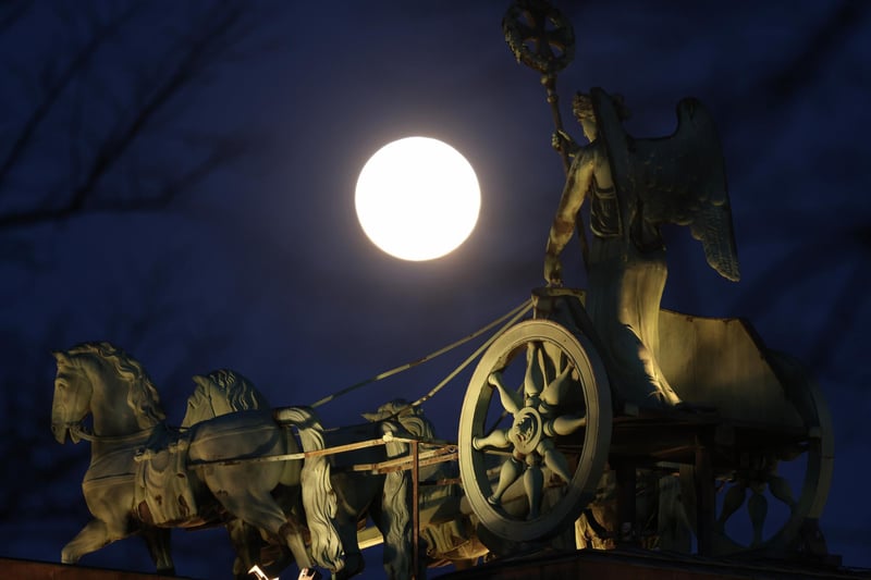 A supermoon shines behind the Quadriga statue on the Brandenburg Gate in Berlin, Germany (Photo by Sean Gallup/Getty Images)