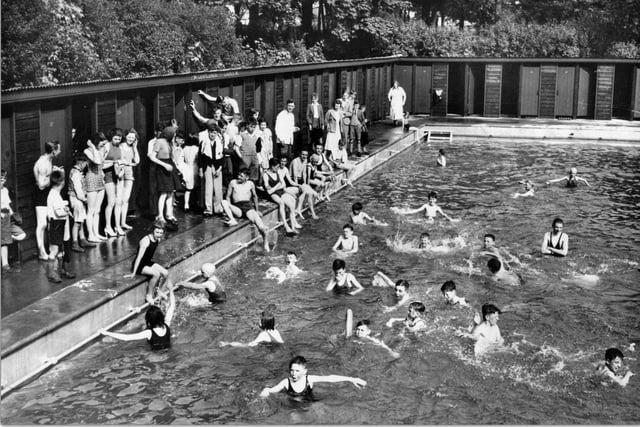 Swimmers gather on the side of the pool ready to jump in at Haslam Park in Ashton. Picture courtesy of John Swindells and the Preston Past and Present Facebook group