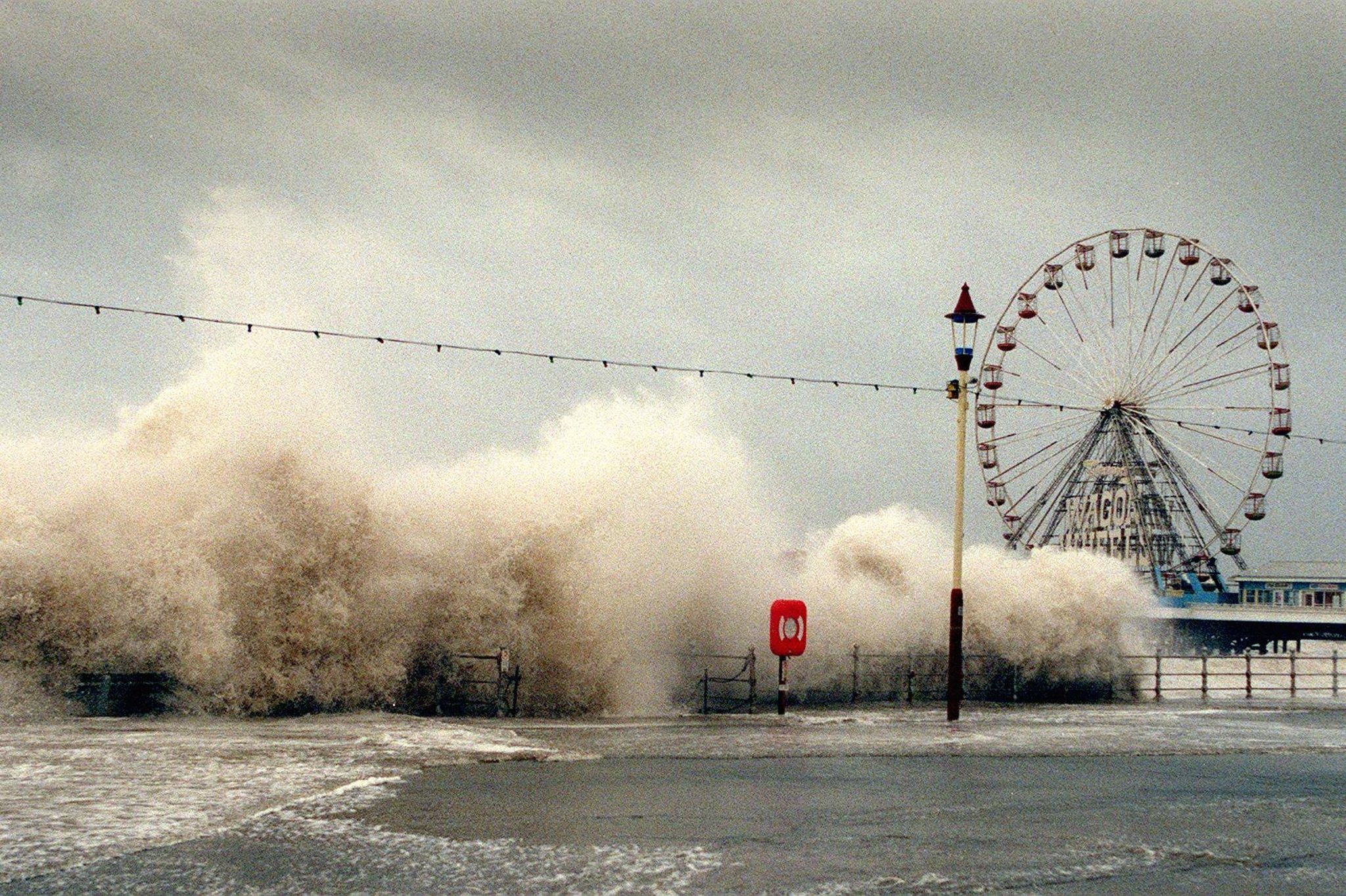 25 scenes which show the power and destruction of high winds across Lancashire in the 90s and 00s
