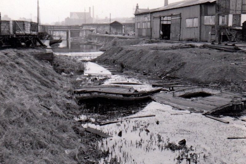 Lancaster Canal Preston. c.1960
The partially de-watered section just south of Marsh Lane bridge. B.R.'s Ladywell House would later be built on the site
