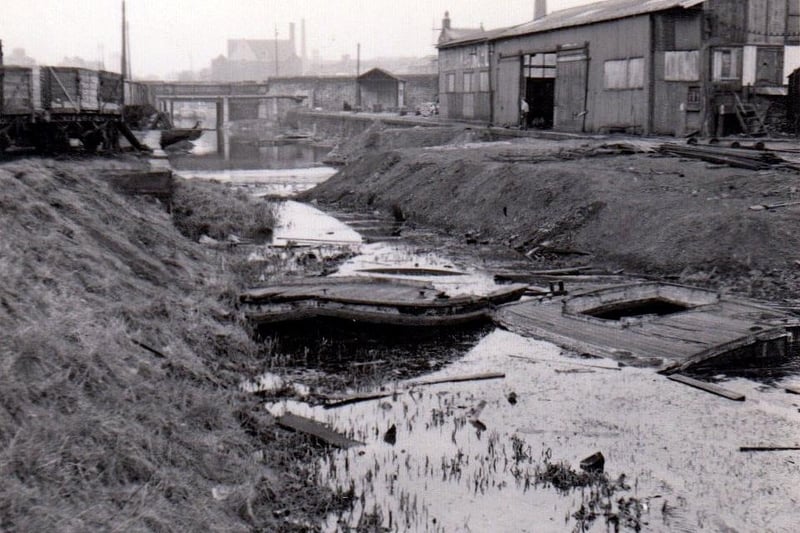 Lancaster Canal Preston. c.1960
The partially de-watered section just south of Marsh Lane bridge. B.R.'s Ladywell House would later be built on the site
