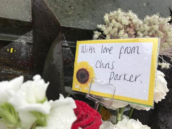 Chris Parker, the homeless man who was hailed a hero for helping the injured after the #Manchester bombing, has laid flowers for Saffie