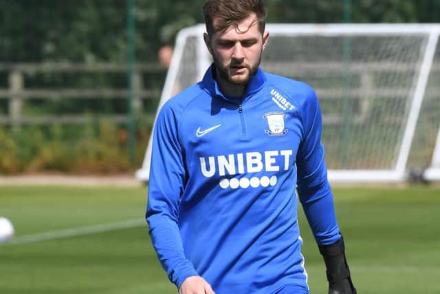 Tom Barkhuizen opted for a long-sleeve top to begin with in Friday's training session