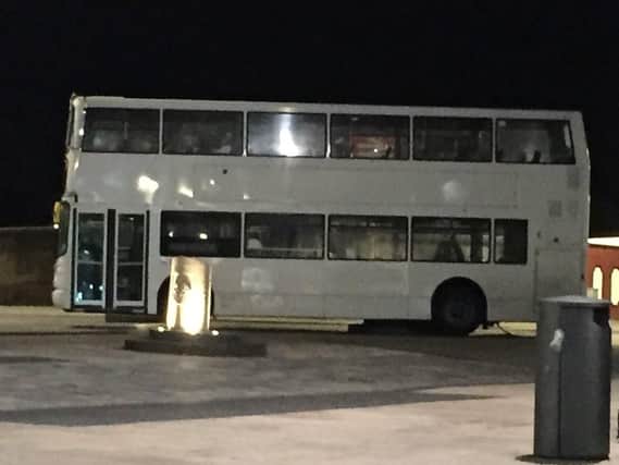 The bus wedged on the bollard's plinth (Photo: Jakubs/@Yisap1)